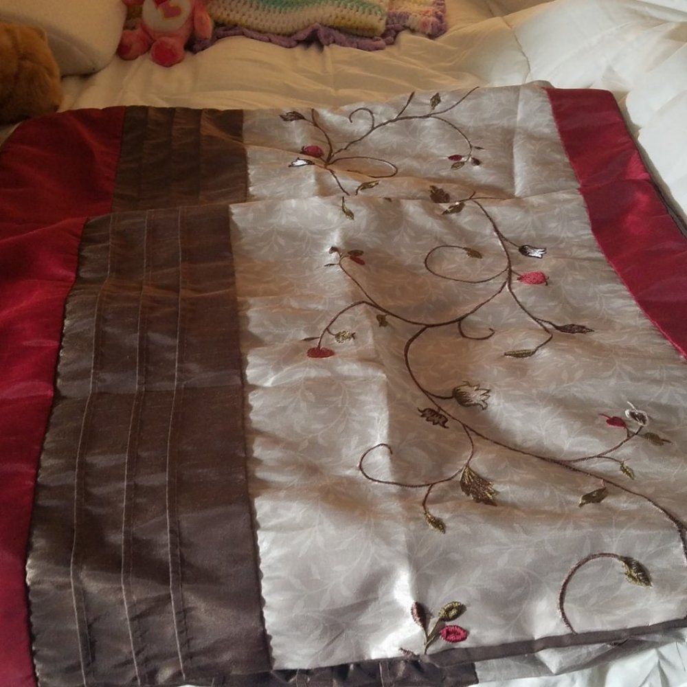 Duvet cover and accent pillows